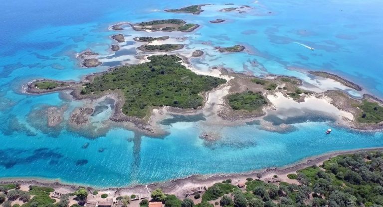 Τα Λιχαδονήσια με τα μικρά νησάκια τους κοντά στα Γιάλτρα