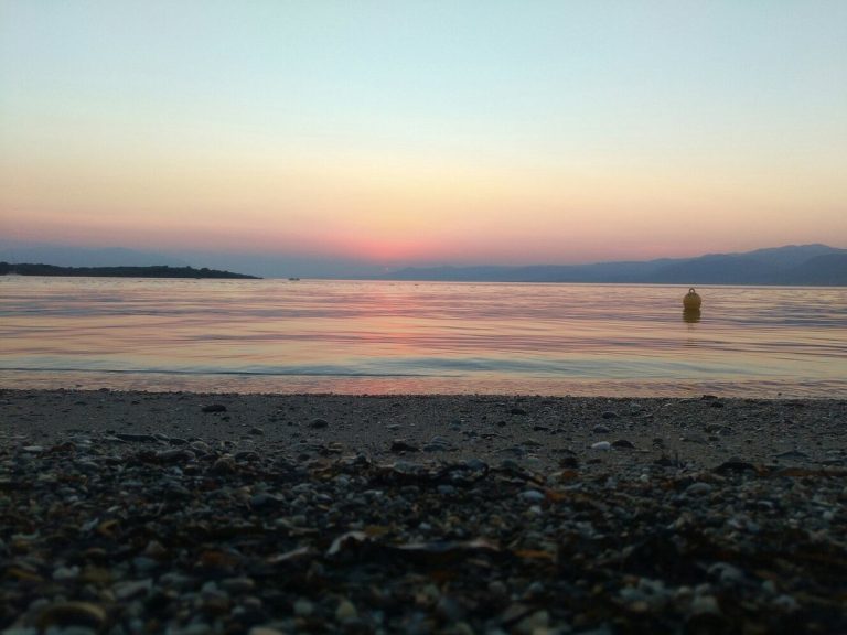 Μοβ χρώματα στον ουρανό και στην θάλασσα μετά από ένα ηλιοβασίλεμα