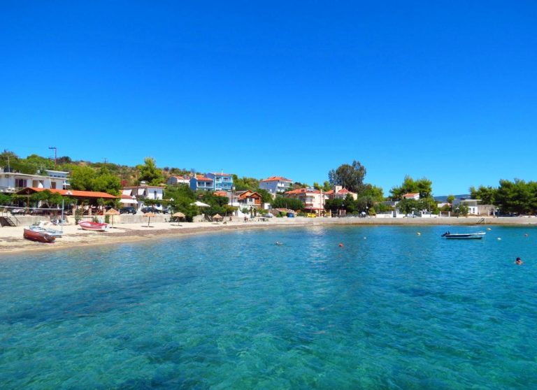 Γαλάζοπράσινη θάλασσα στην παραλία Γιάλτρων