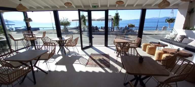 Cafe bar tub in Gialtra Evia