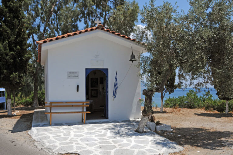 Ένα μικρό ξωκλήσι του Άγιου Φανούριου στα Γιάλτρα